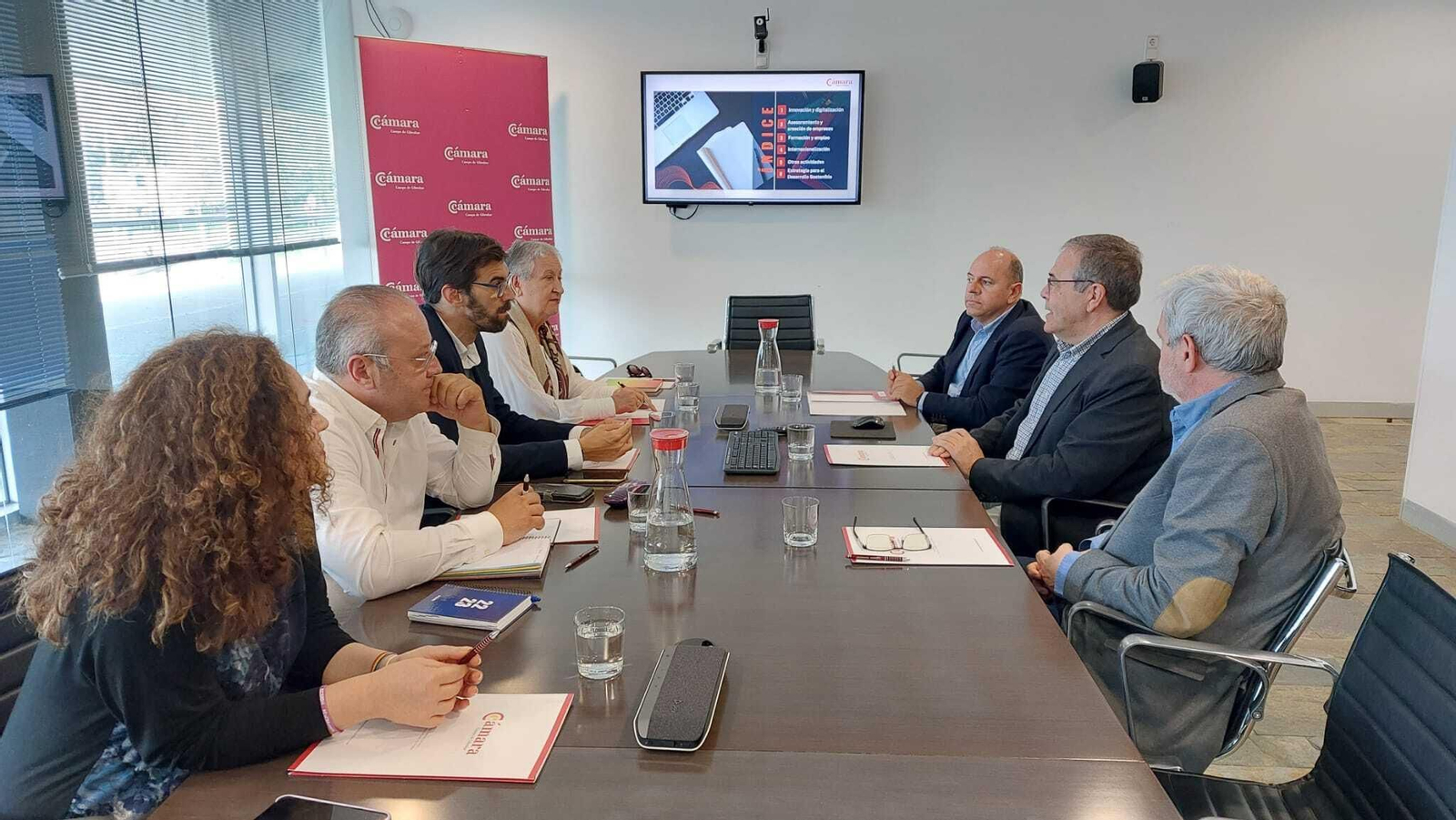 Del Río en una reunión con representantes de la Cámara de Comercio