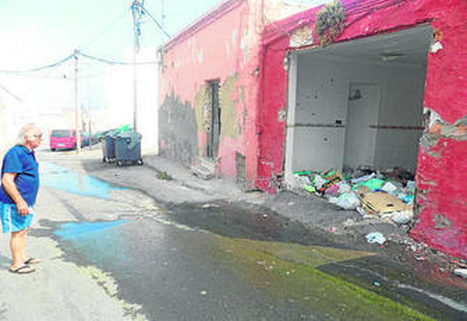 La basura de esta vivienda en calle Jábega , esquina con Brújula, preocupa a los vecinos.