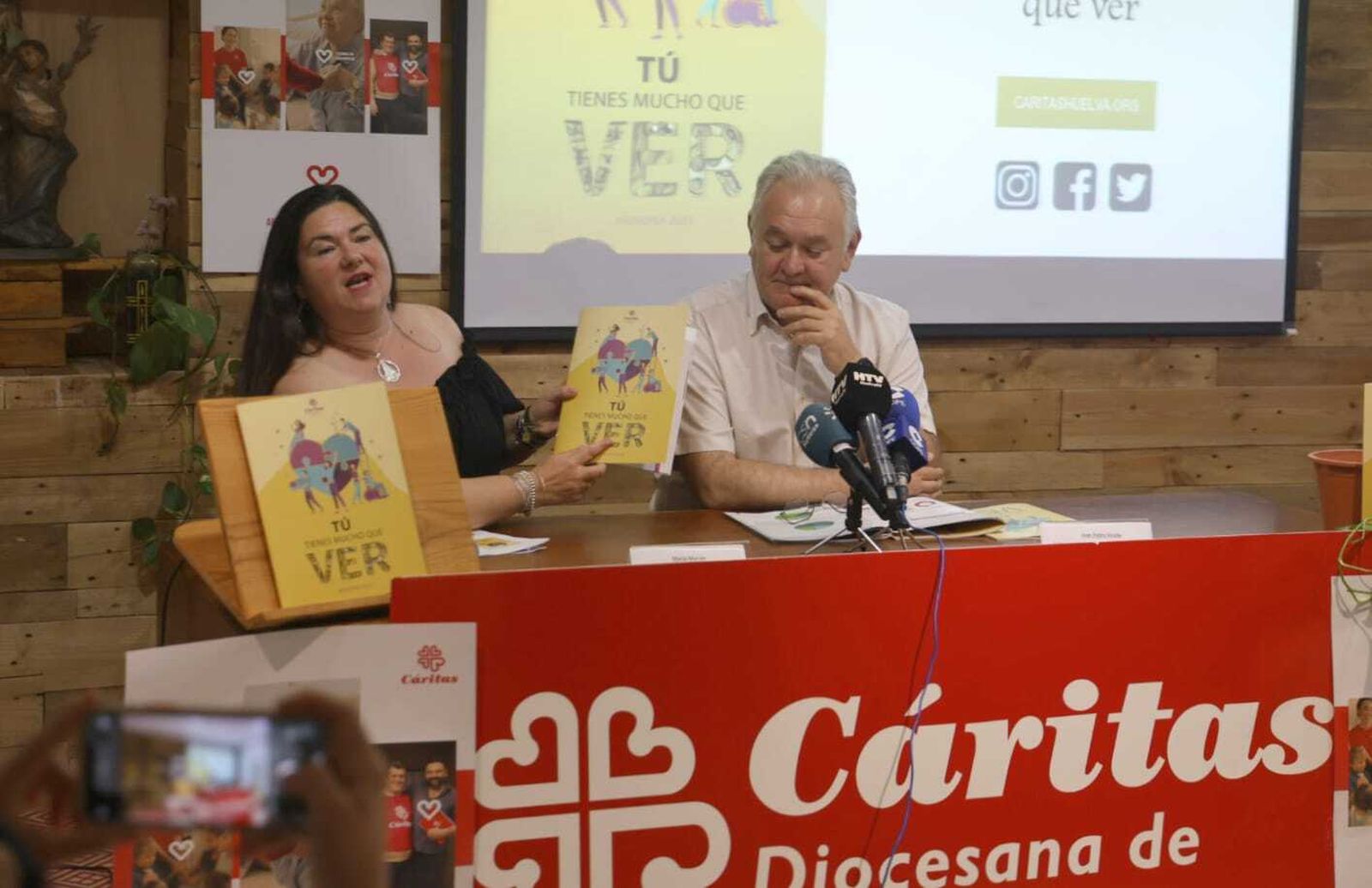 La directora de Cáritas Diocesana de Huelva, María Macías, presenta la Memoria General 2023.