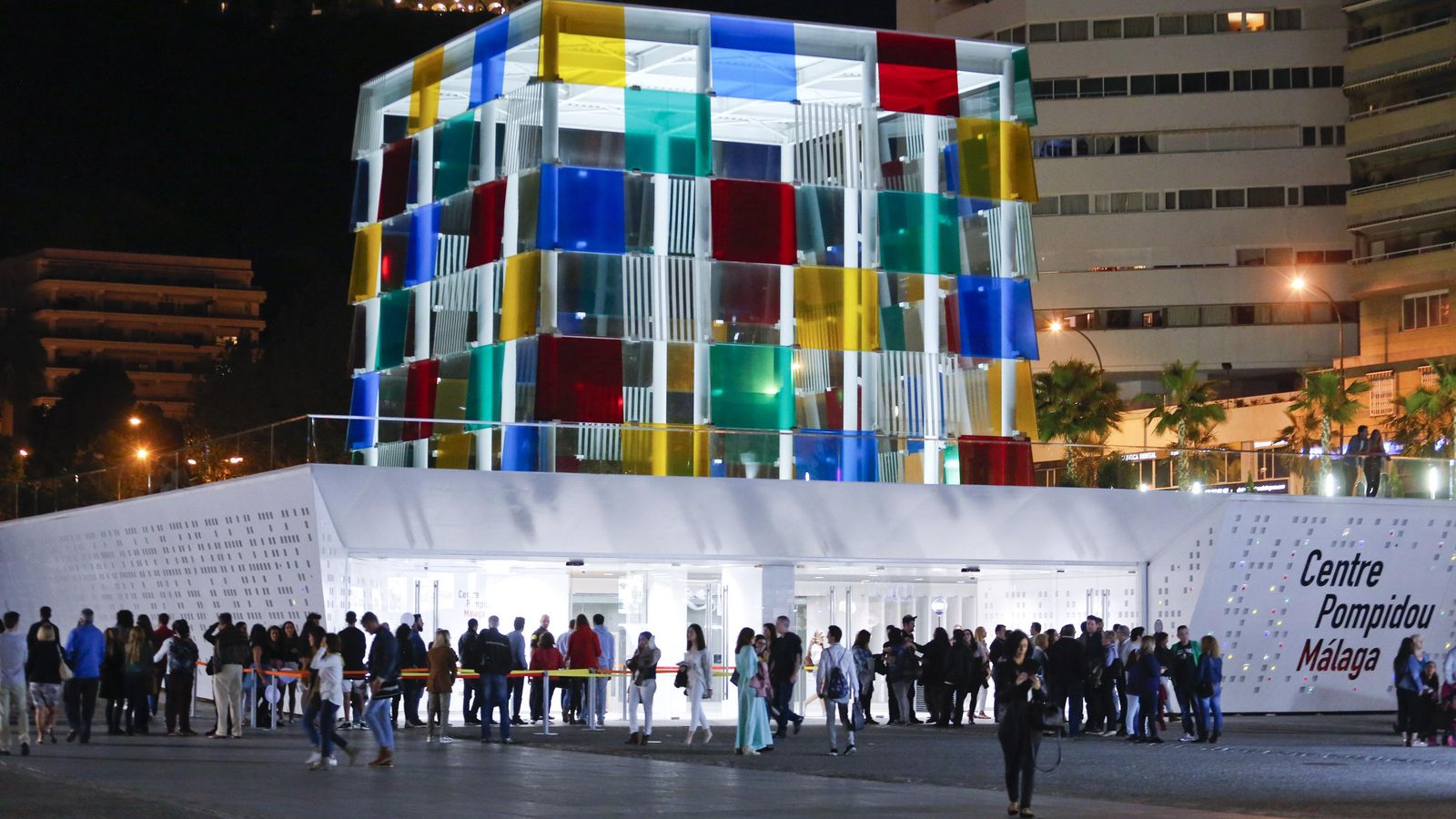 Colas para acceder al Centro Pompidou en la Noche en Blanco.