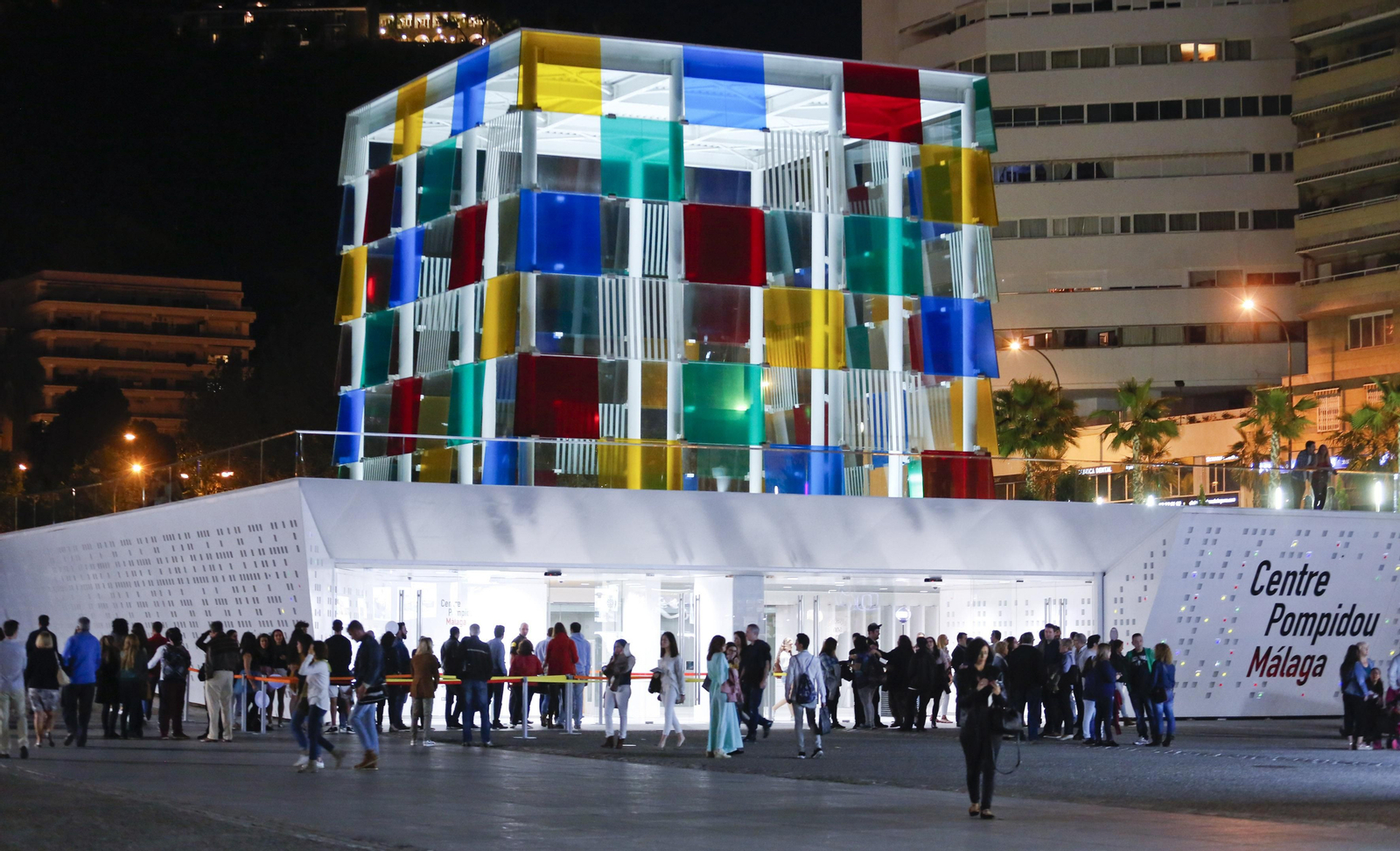 Colas para acceder al Centro Pompidou en la Noche en Blanco.