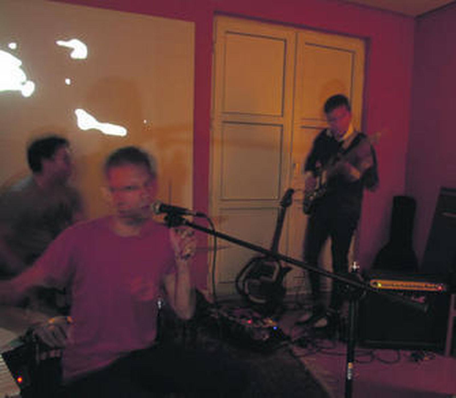 · ginferno, en su local de ensayo, fotografiados por su colaboradora 'mejillón salvaje'.