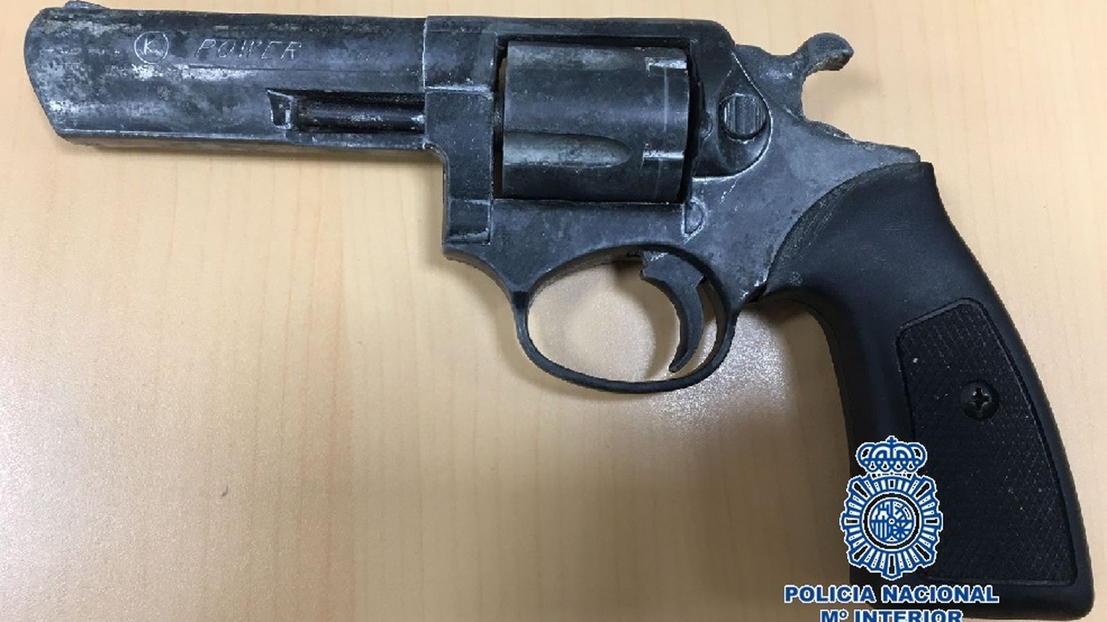 Arma intervenida durante la operación.