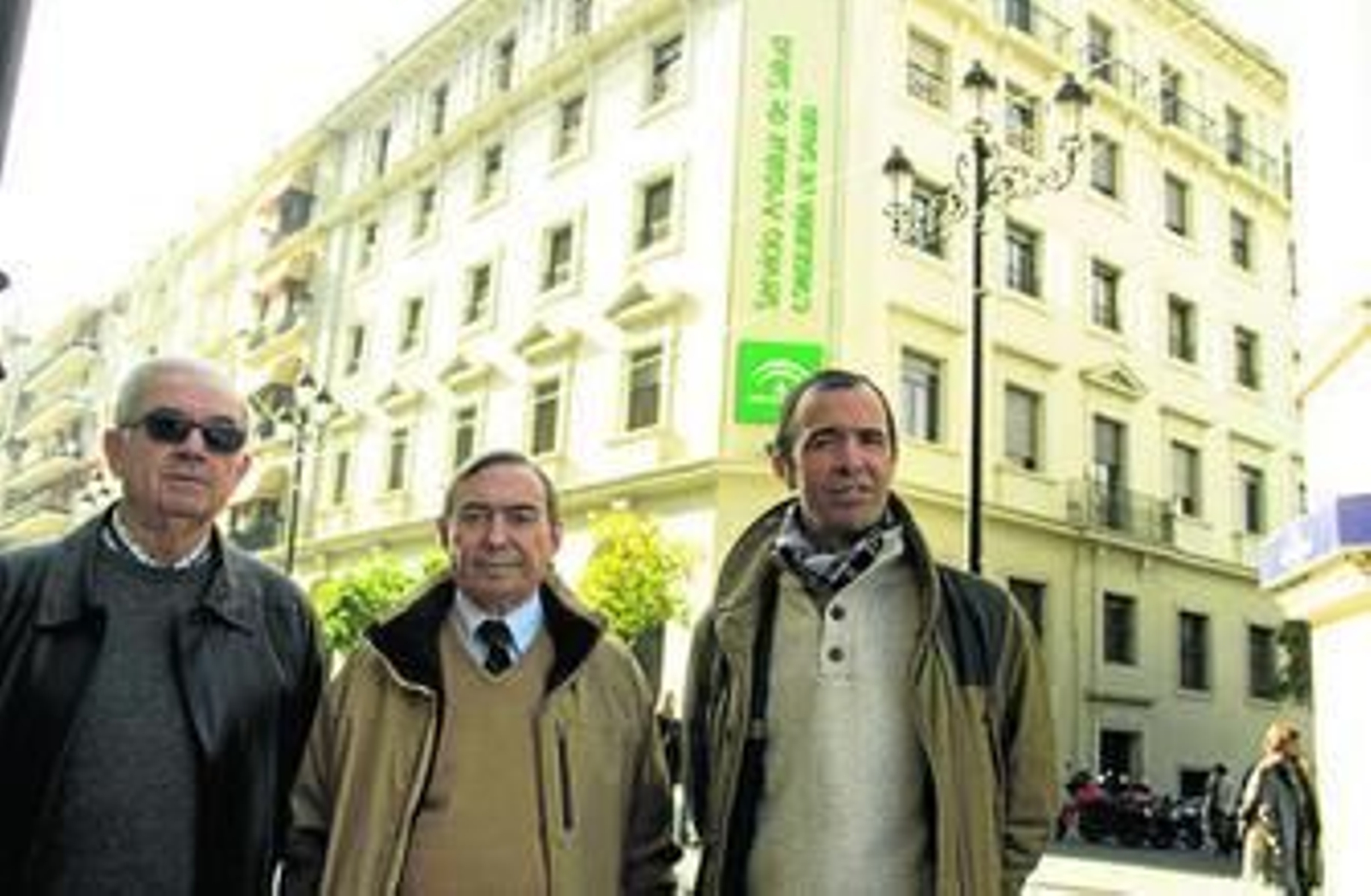 Manuel López, presidente de la Asociación Andaluza de Trasplantados Hepáticos, Arturo Hernández-Lissen y Enrique Delgado.