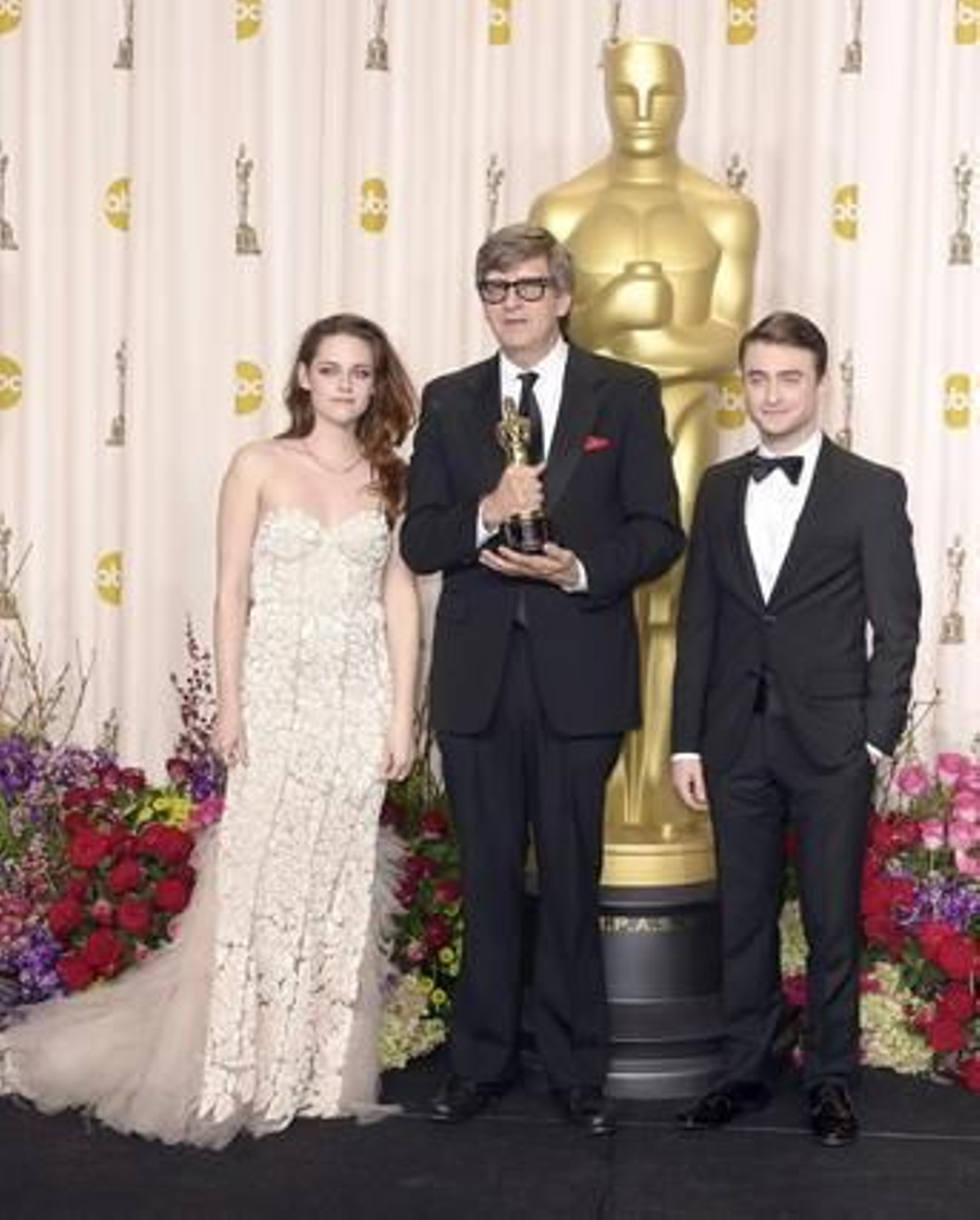 Rick Carter posa con su Oscar al mejor diseño de producción por 'Lincoln' junto a los actores Kristen Stewart y Daniel Radcliffe.

Foto: EFE