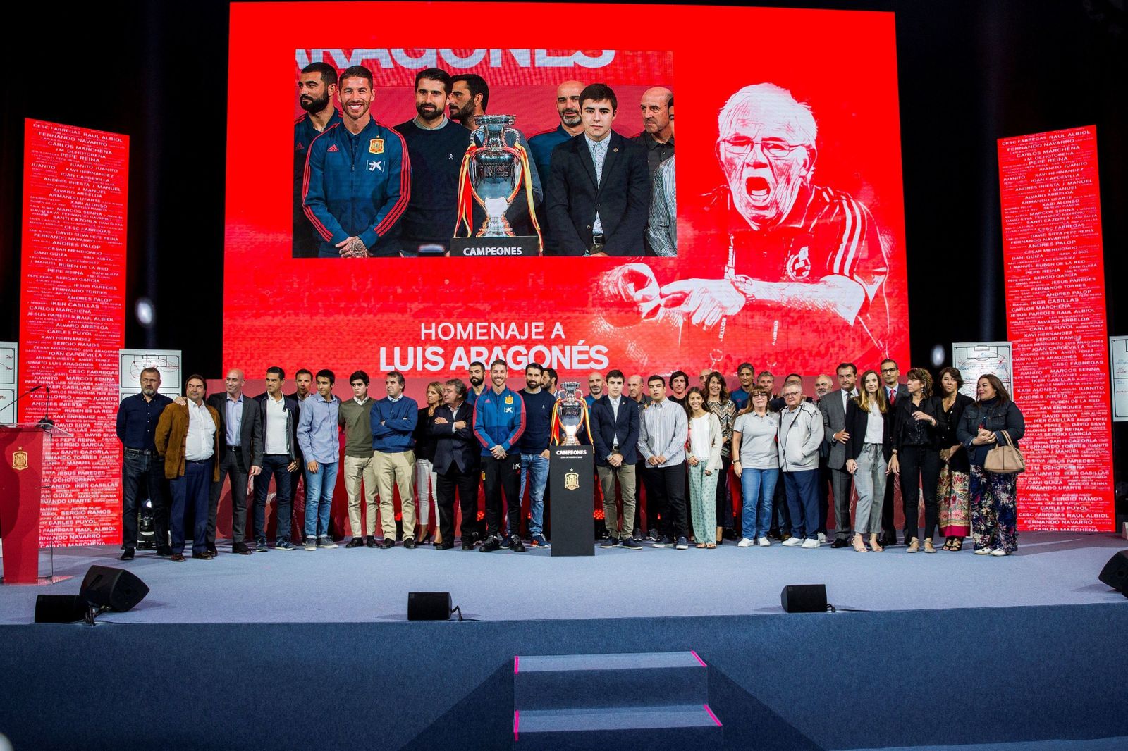 1. Una foto de grupo con los familiares de Luis Aragonés junto a los futbolistas que tomaron parte en aquella Eurocopa de 2008 y que estuvieron presentes en el acto en Las Rozas. 2. Sergio Ramos le entrega al hijo de Luis Aragonés la pizarra con la táctica de la final contra Alemania. 3. Los internacionales Bartra, Kepa, Sergio Busquets y Thiago aguardan el inicio del documental que emocionó a los futbolistas de la selección española por su contenido.