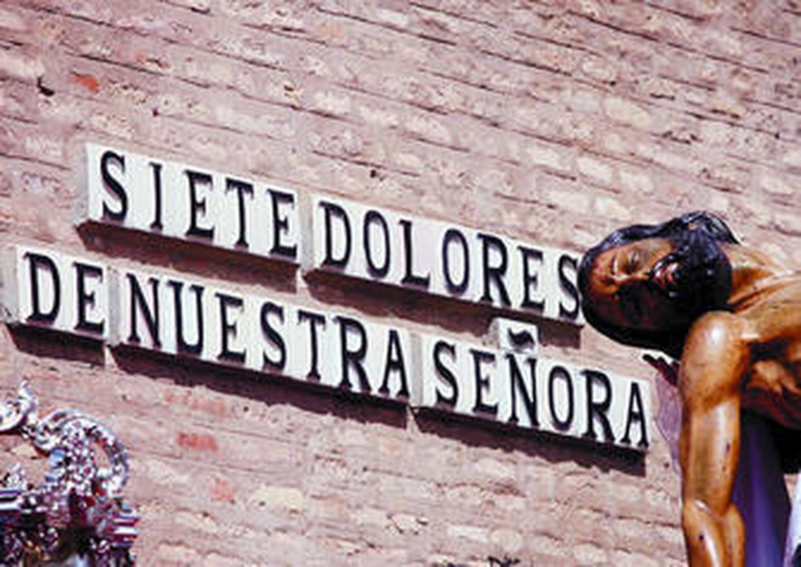 El paso de Cristo de los Servitas tras salir de la capilla.