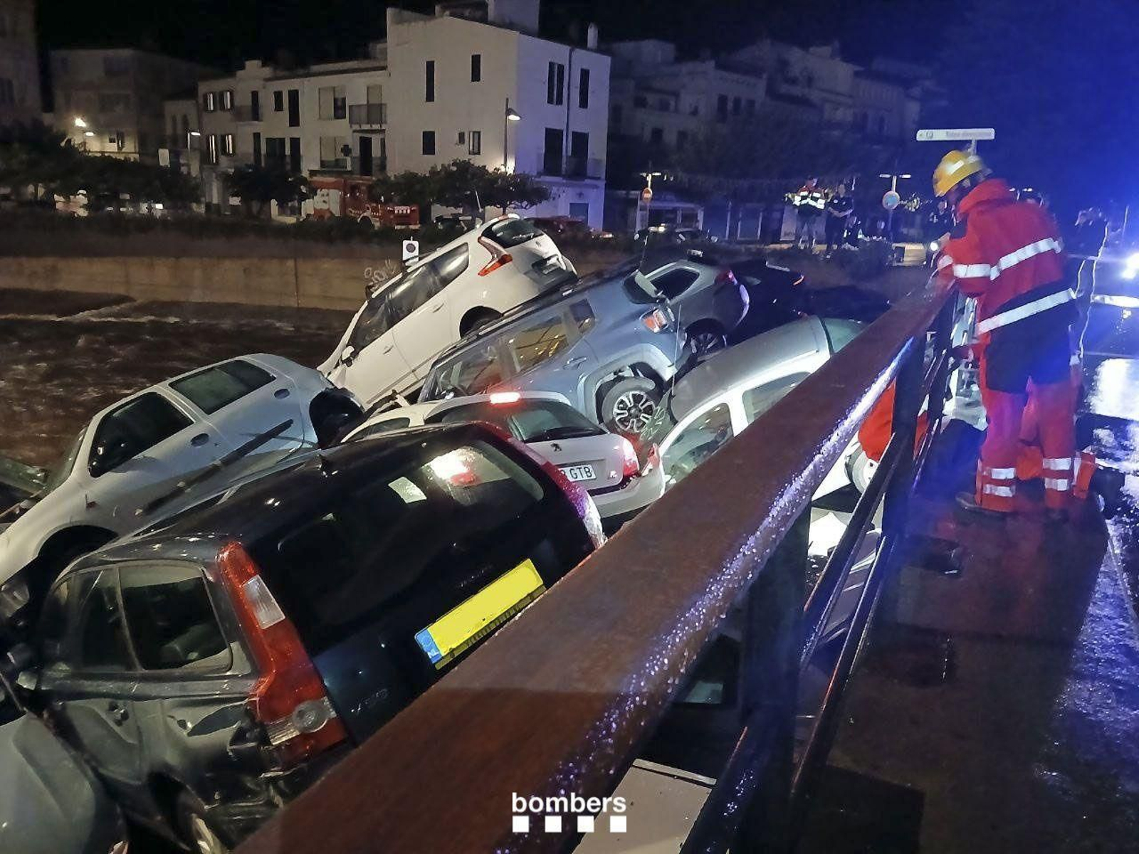Una riada por lluvias torrenciales arrastra decenas de coches en Cadaqués Una riada por lluvias torrenciales arrastra decenas de coches en Cadaqués