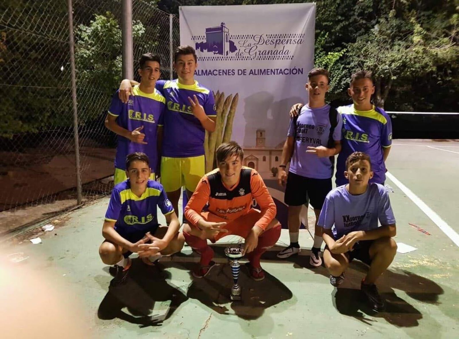 Uno de los equipos en la edición anterior del trofeo.