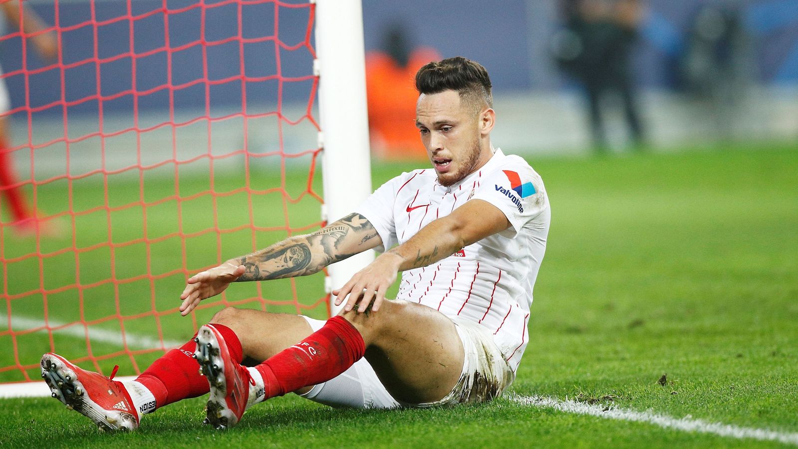 Ocampos de lamenta sentado en el césped de una ocasión errada.