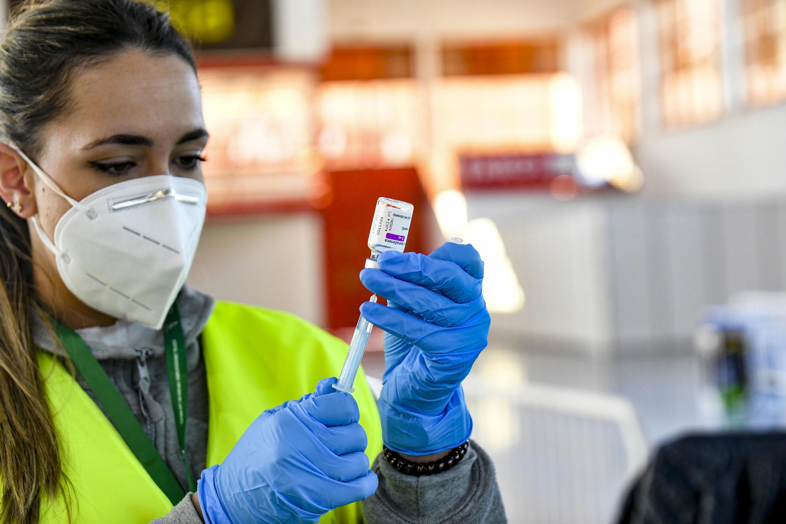 Fotos de la segunda jornada de vacunación masiva en Granada