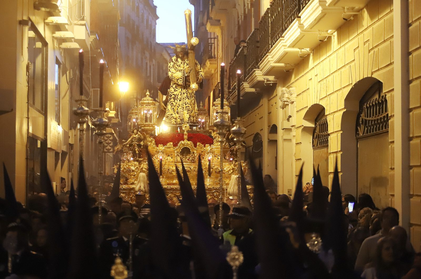 La Hermandad El Nazareno en la madrugá de la Semana Santa de Huelva 2023, en imágenes