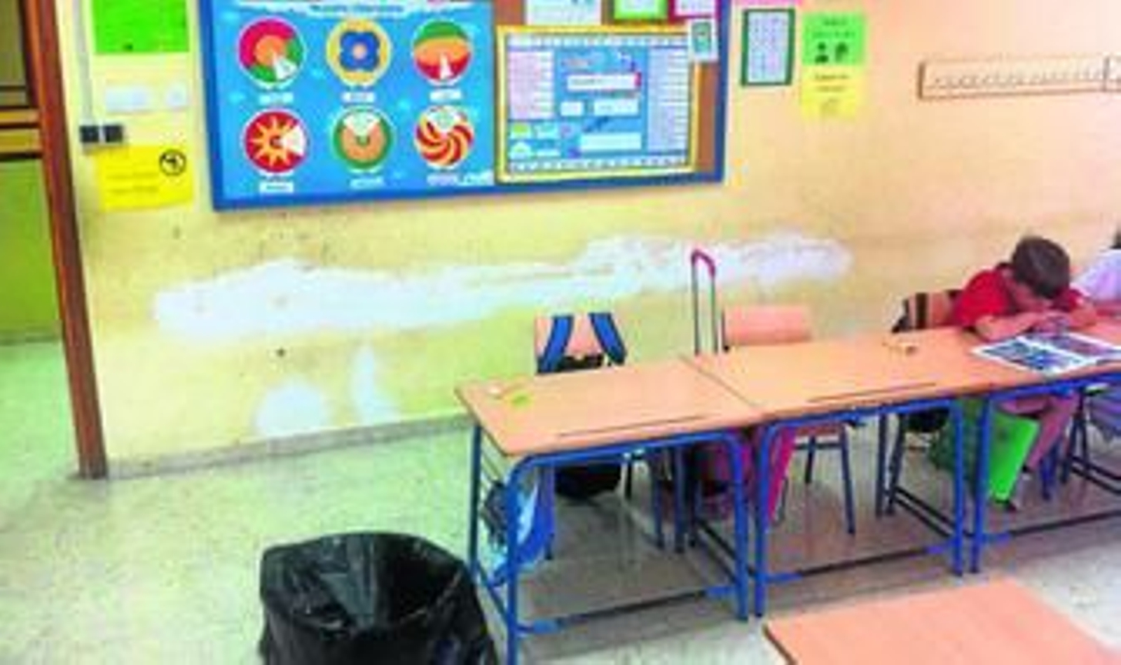 Un alumno en una de las clases del CEIP Salvador Allende, que espera las obras y la pintura del centro desde este verano.