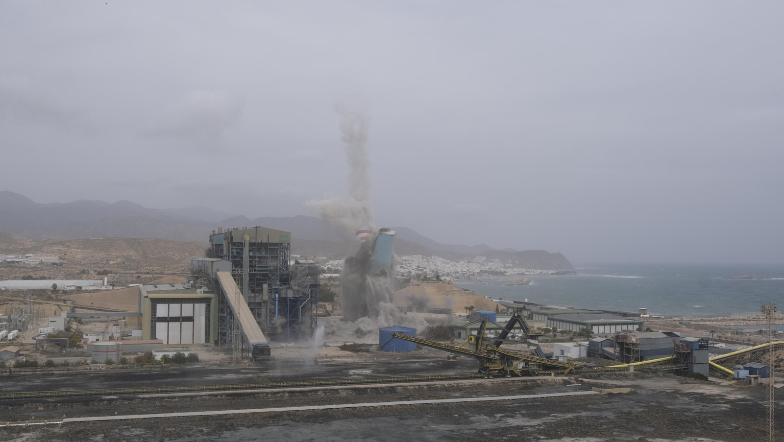 El derribo de la Torre Litoral de Endesa en Carboneras, en imágenes