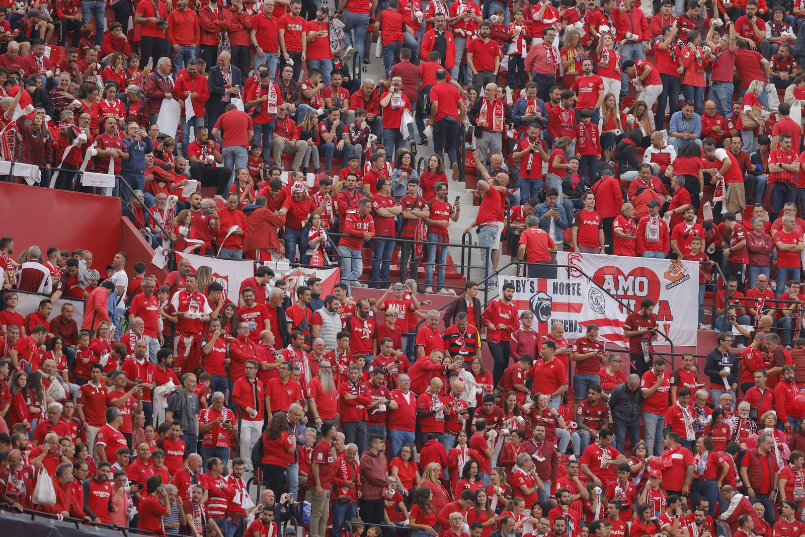 Búscate en las fotos del Sevilla-Juventus