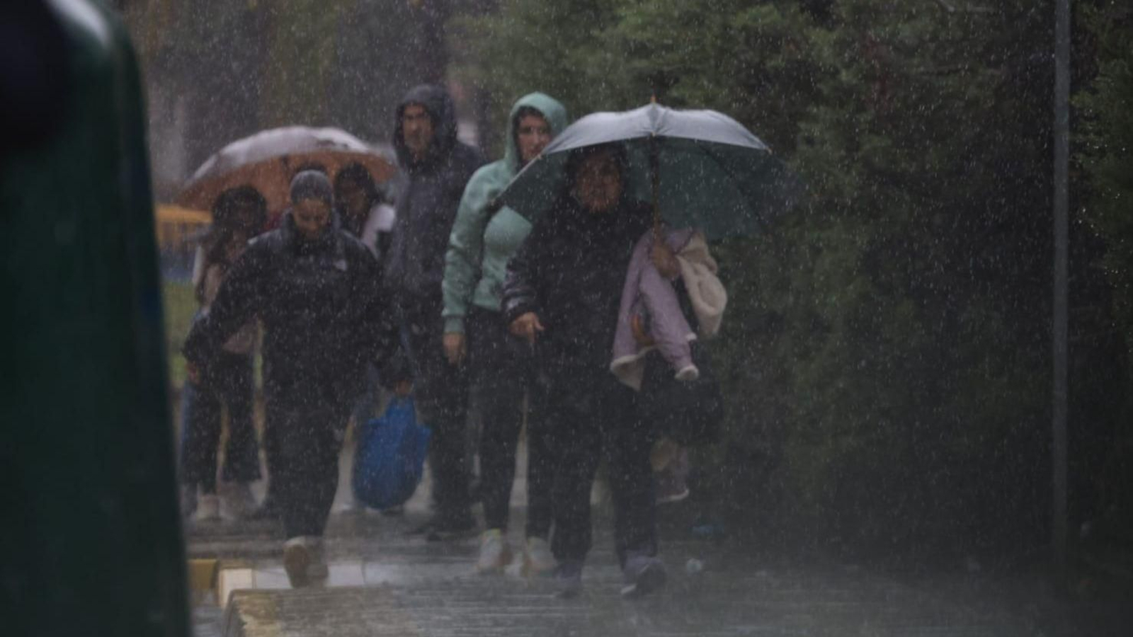 Una tromba de agua durante este viernes en Algeciras.