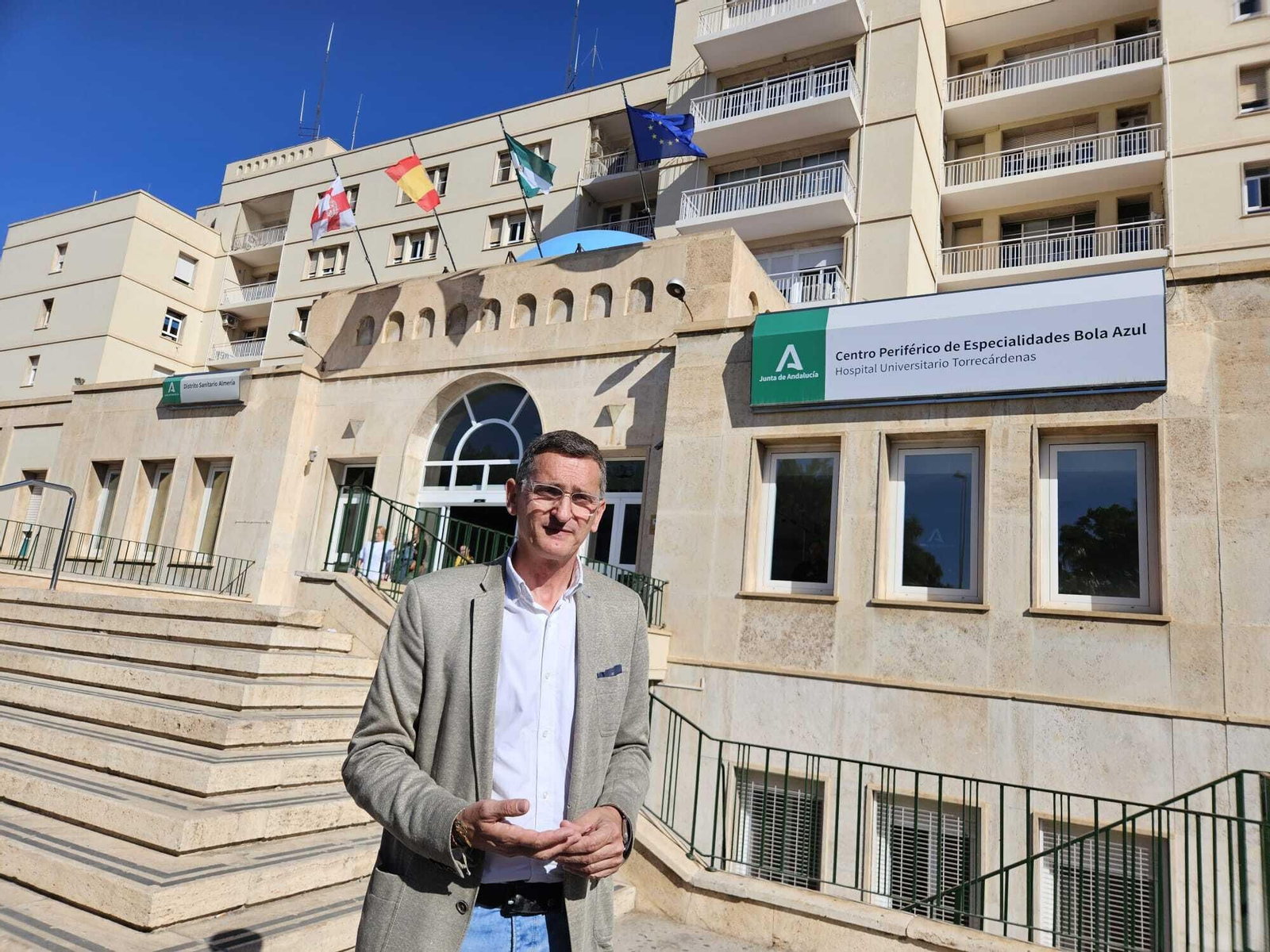 José Luis Sánchez Teruel, parlamentario andaluz del PSOE a las puertas del Centro Periférico de Especialidades Bola Azul