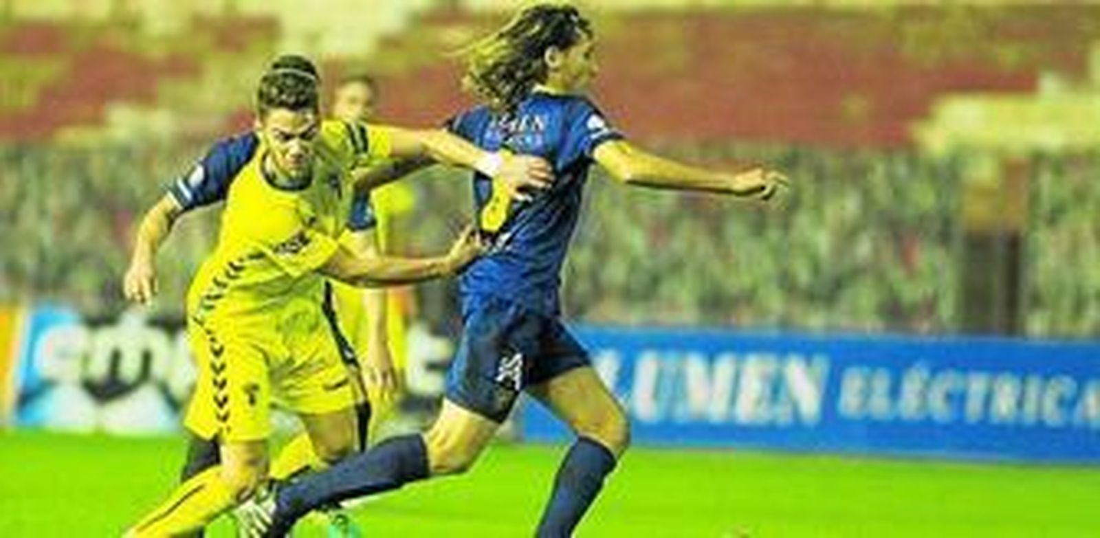 Lolo Plá intenta quitarse de enmedio a Checa durante un lance del encuentro ante el UCAM.