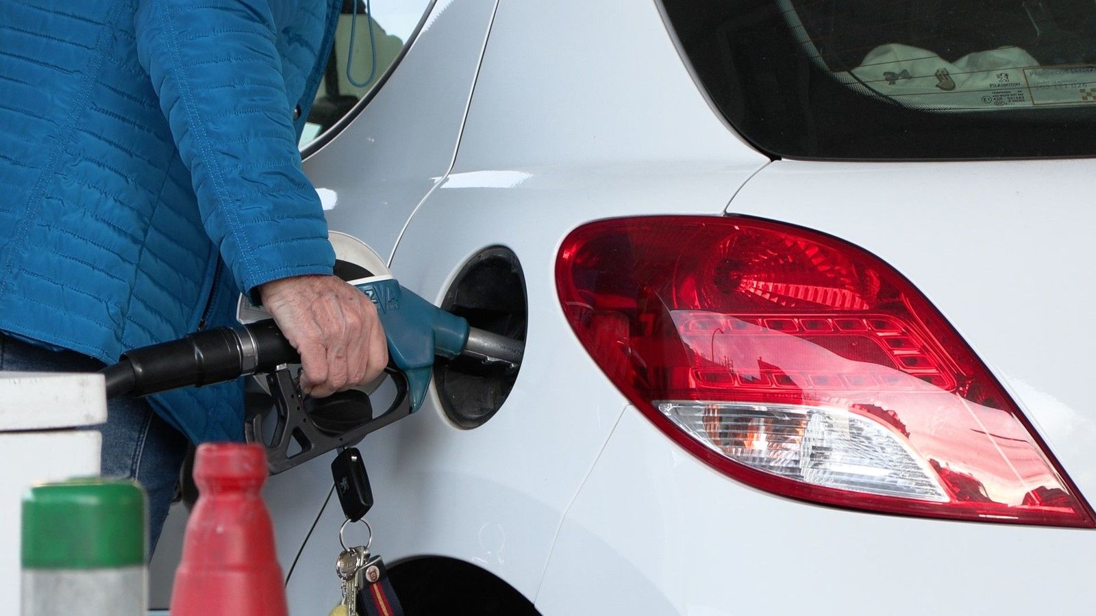 Un hombre reposta en una gasolinera