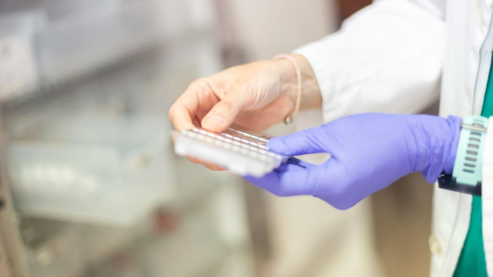 Pruebas en el laboratorio del hospital Infanta Elena.