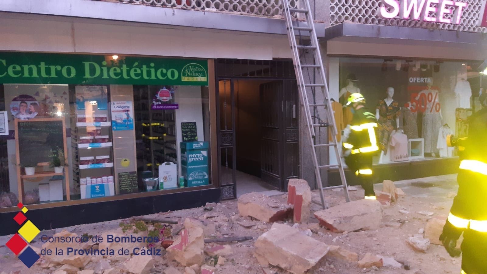 Imagen de los cascotes desprendidos de la fachada