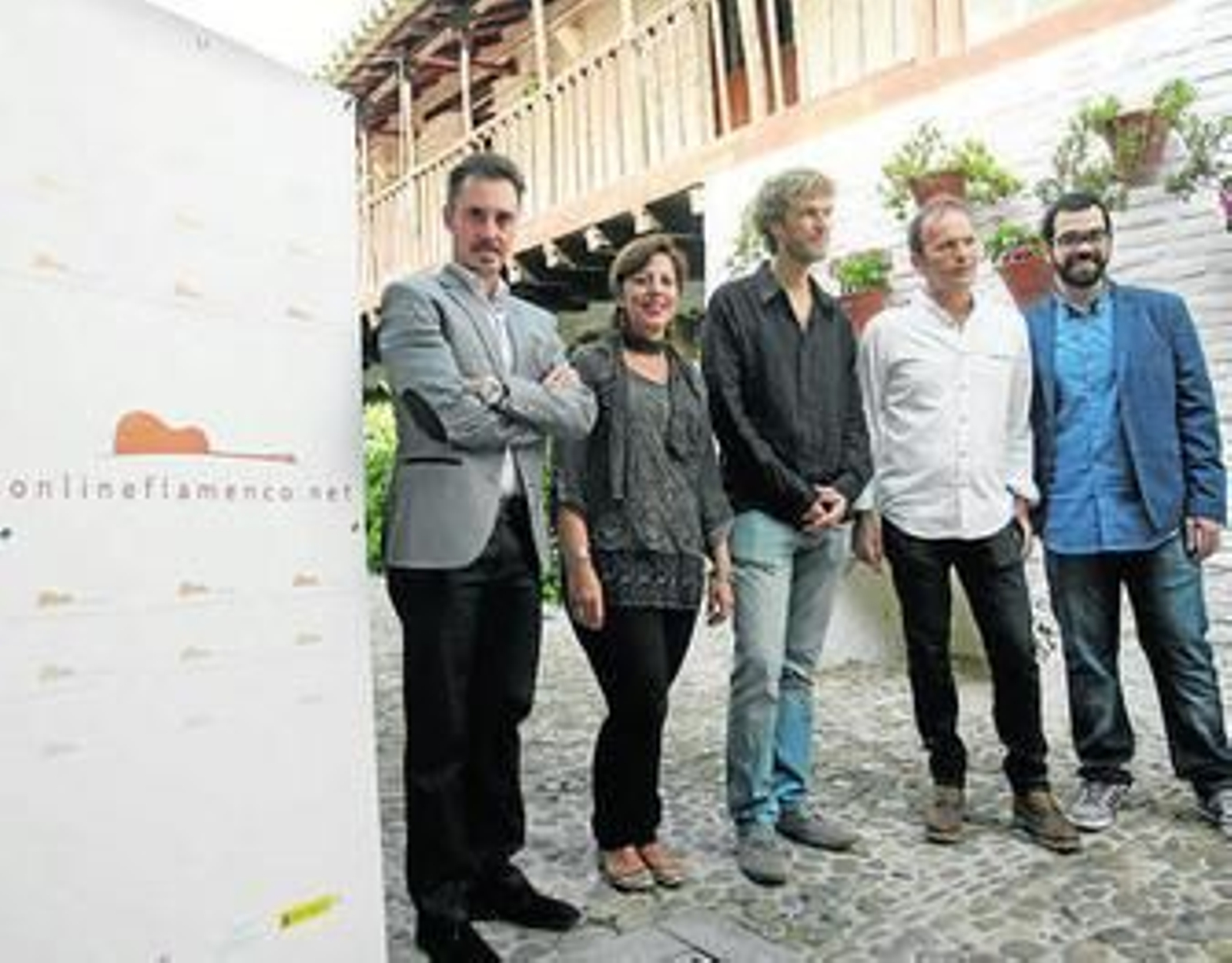 Mar Téllez, junto a artistas y representantes de la promotora.