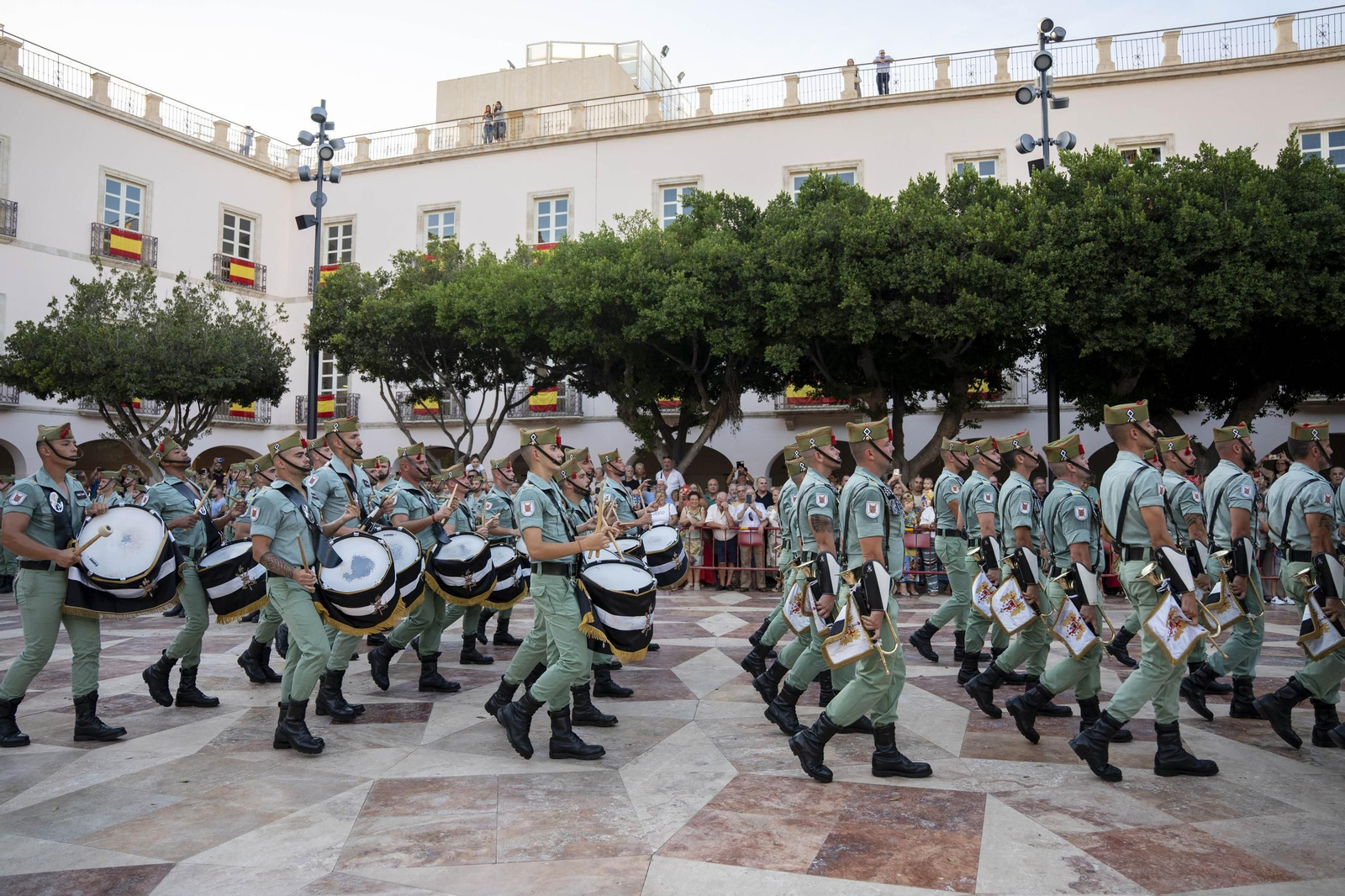 El Escudo de Oro de la ciudad de Almería a la Legión, en imágenes