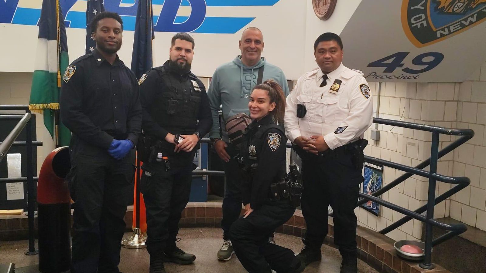 El agente Moisés Gálvez en la comisaría del Bronx.