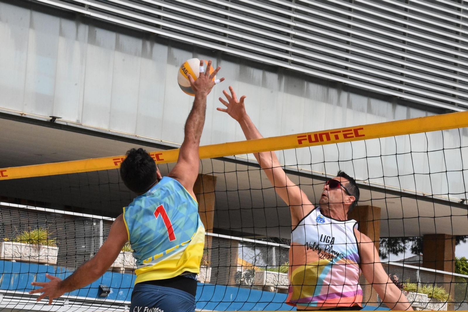 Un balón peleado en la red durante el torneo en Mairena del Aljarafe.