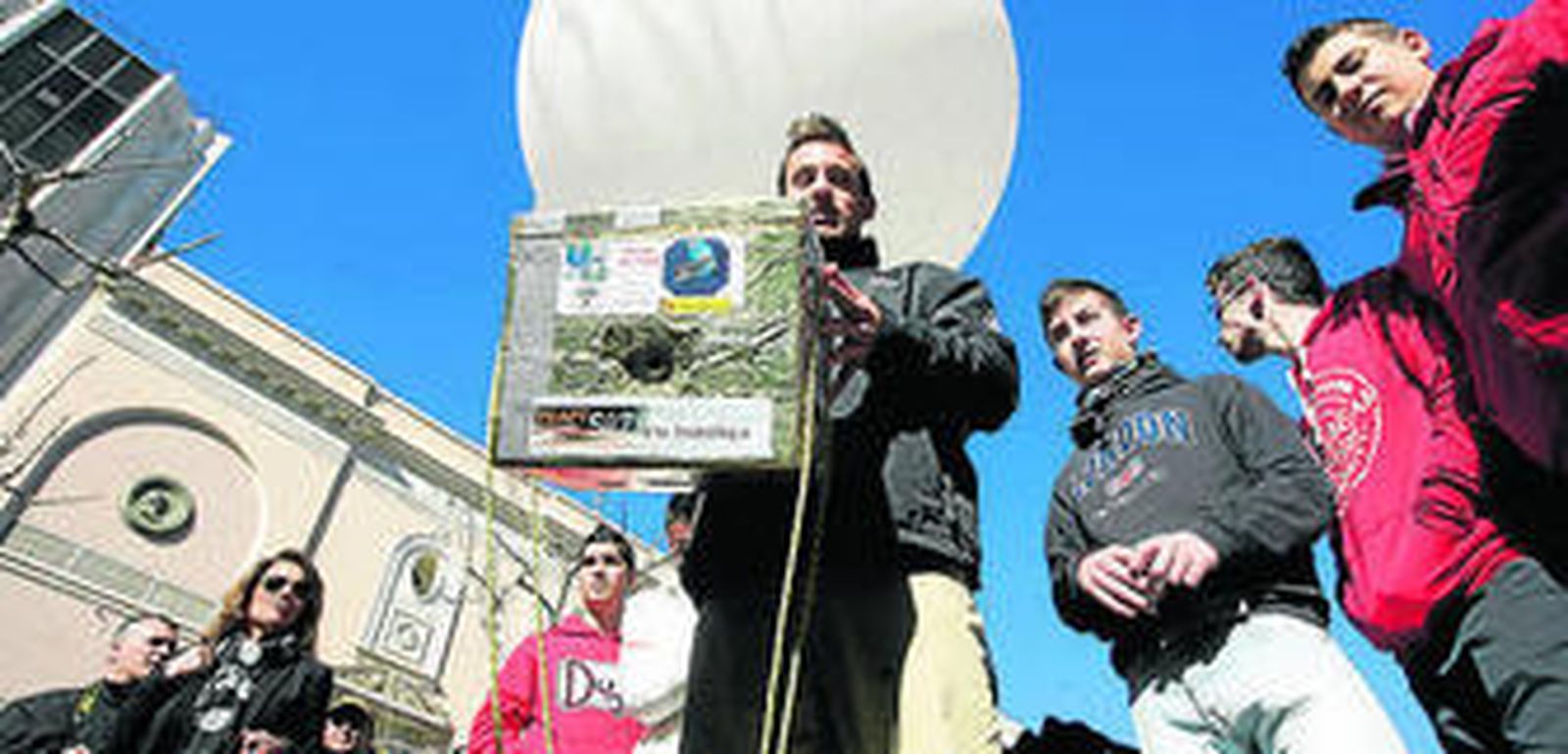 Alumnos del Santa Rosa de Lima muestran su experimento.