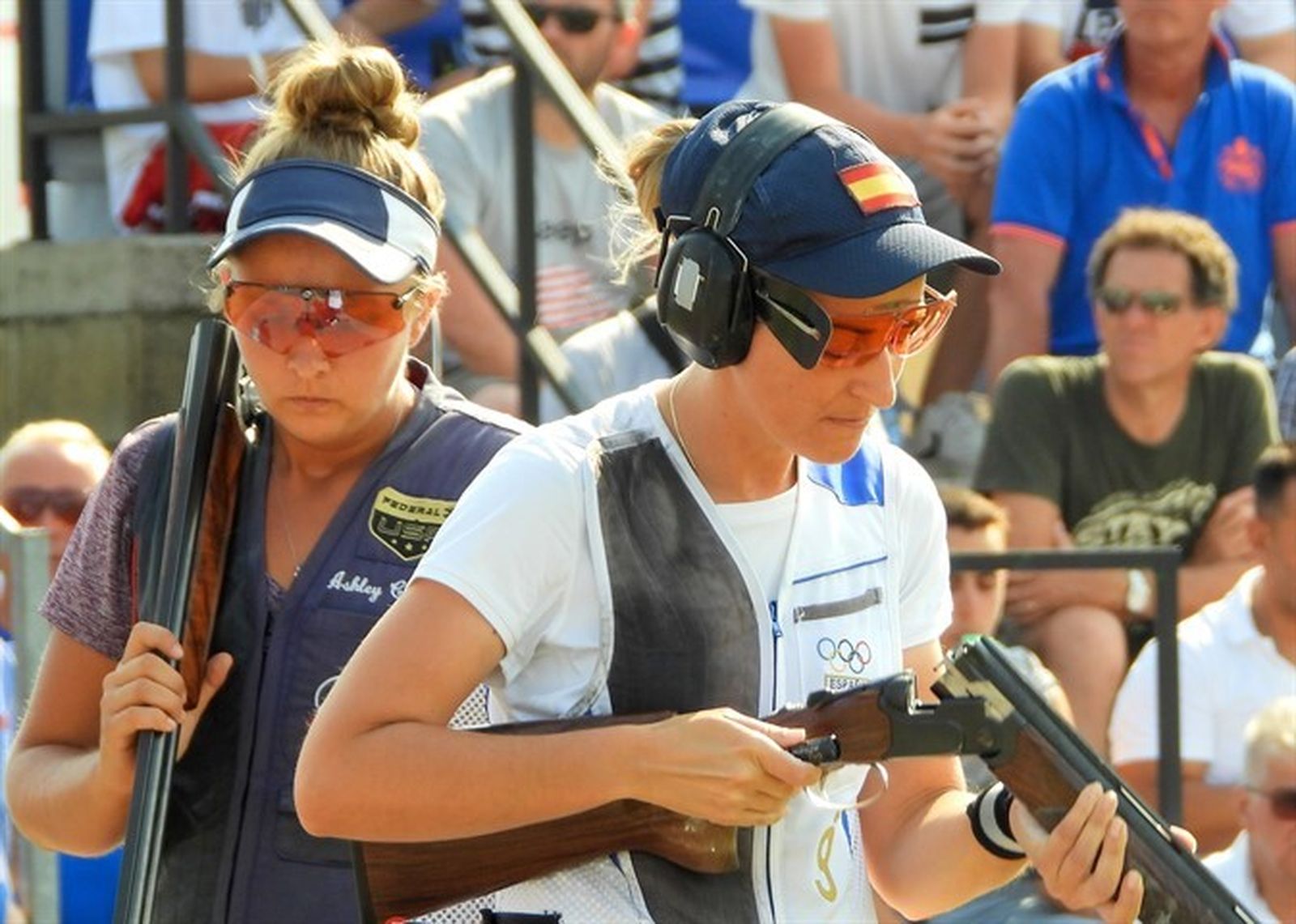Fátima Gálvez examina su cañón tras una tirada en una competición internacional.