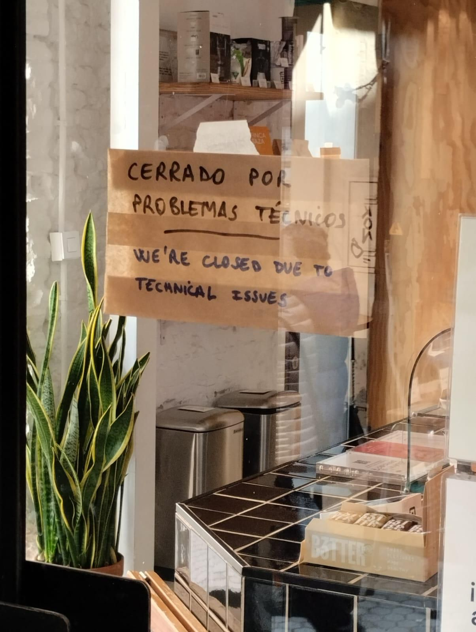 Fotogalería de los comercios afectados desde este lunes por el corte de luz en Regina y Jerónimo Hernández