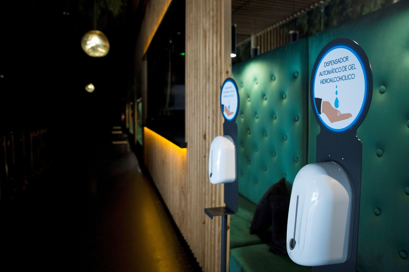 Dispensadores de gel hidroalcohólico a la entrada de un local de ocio.