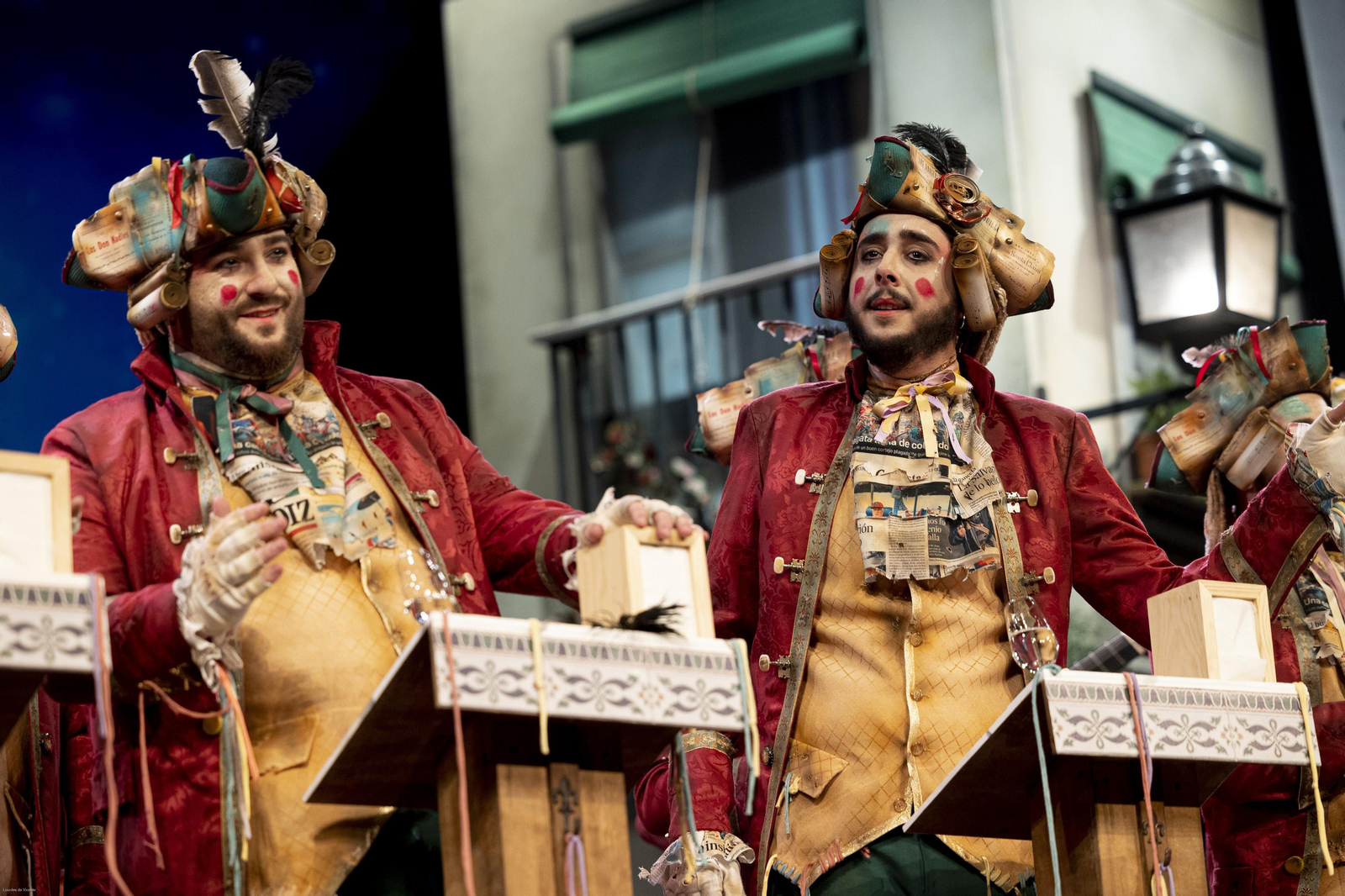 Comparsa 'Vuelve ya el 3x4'.