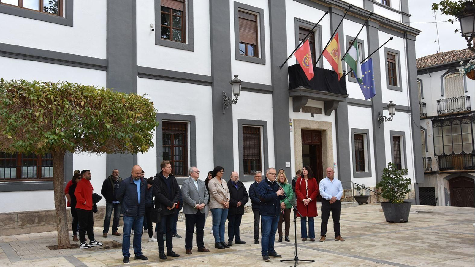 Baza rinde un minuto de silencio en memoria de las víctimas de la Dana en Valencia