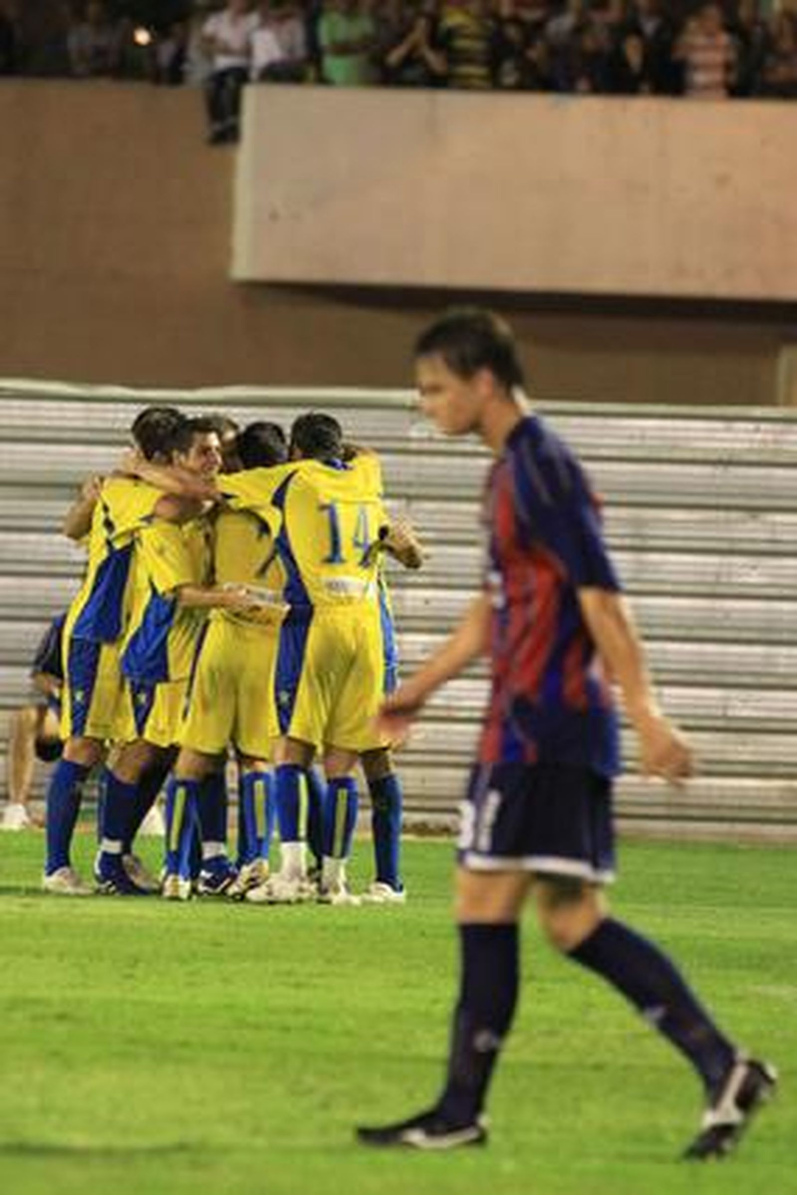 Los amarillos celebraron el empate como una piña. 

Foto: Joaquin Pino