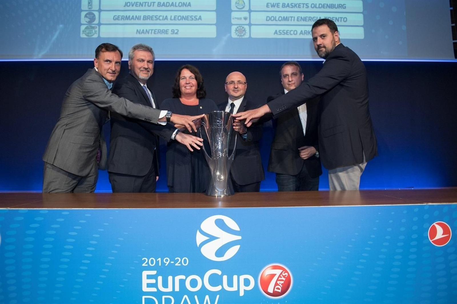 Germán Gabriel, junto a la Copa.