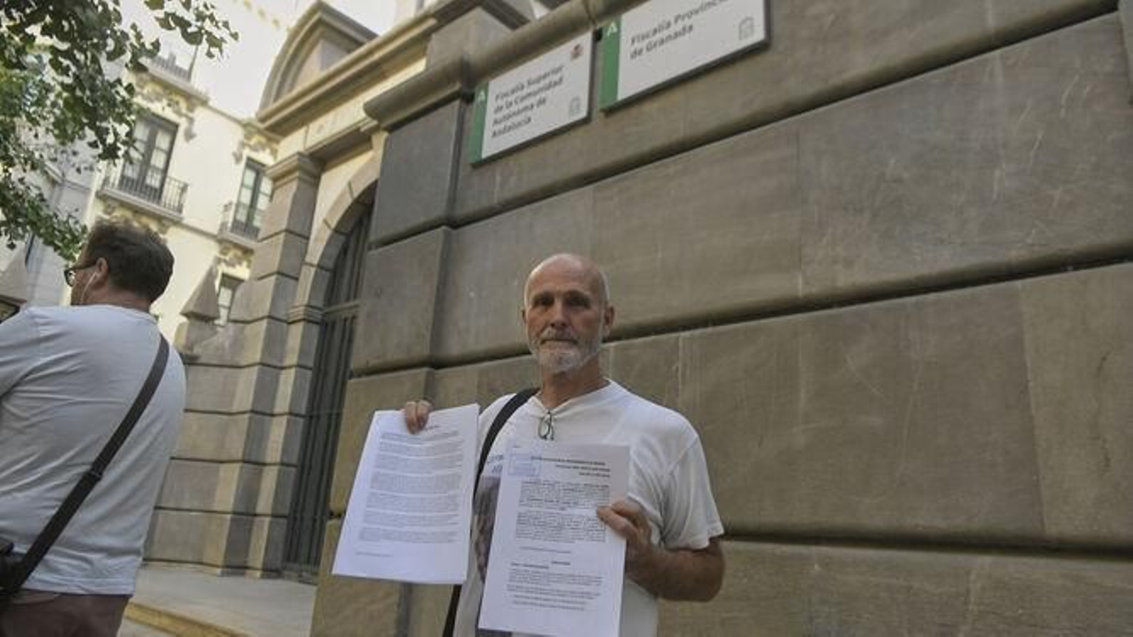 Imagen de archivo de representantes de la Plataforma Defensa Río Castril y el Ayuntamiento de la localidad formalizando una denuncia Imagen de archivo de representantes de la Plataforma Defensa Río Castril y el Ayuntamiento de la localidad formalizando una denuncia