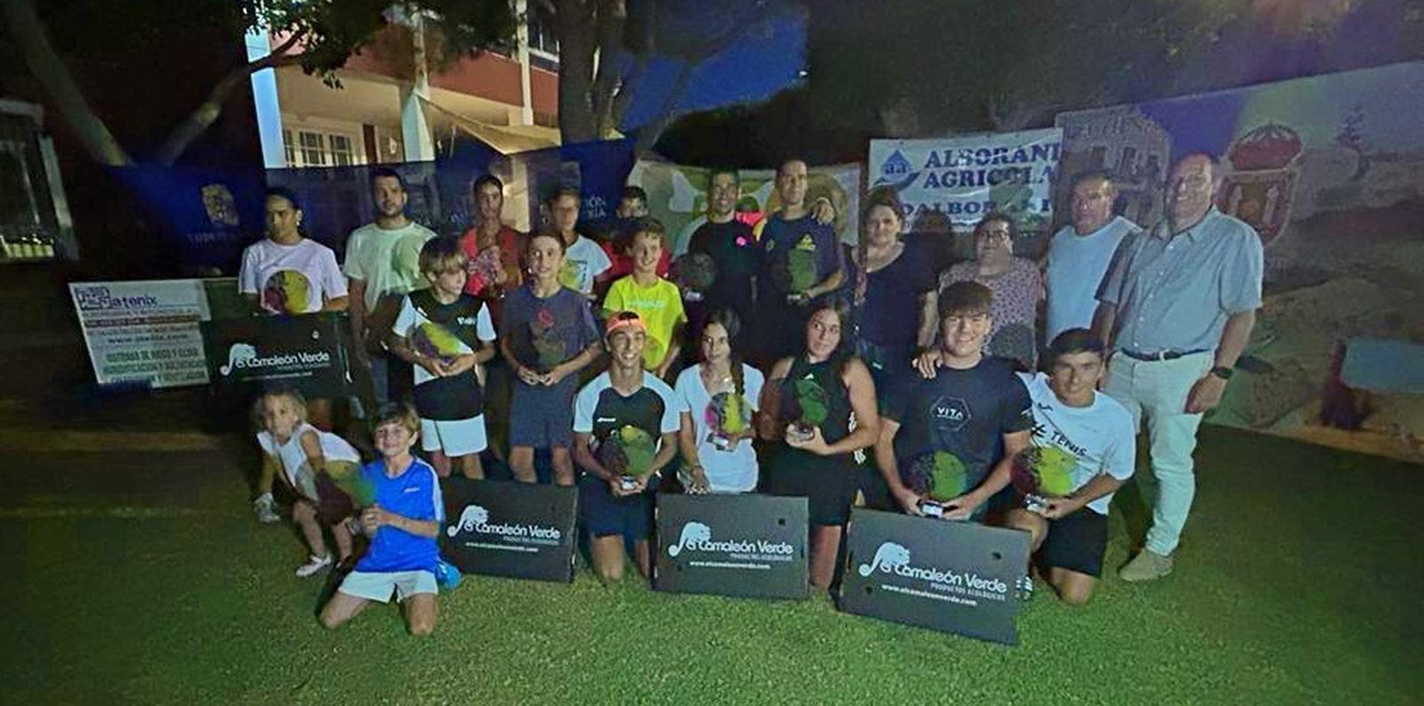 Foto de familia de los ganadores del Master Diputación de Almería disputado en el Club de Tenis Indalo de Pechina.