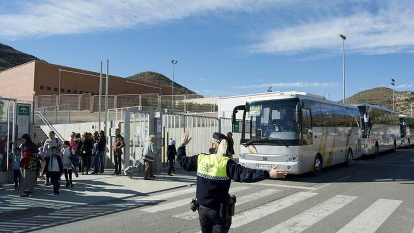 Autobuses escolares en uno de los centros educativos de Vícar.