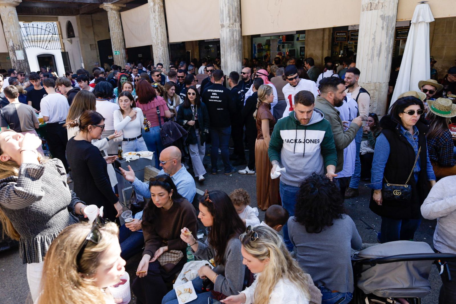 Así vive Cádiz su primer sábado de Carnaval: las imágenes de las batallas de copla y la fiesta en la calle