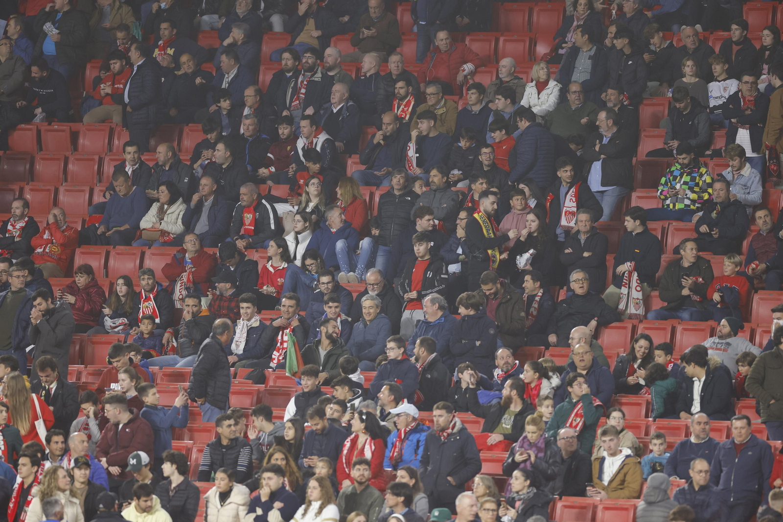 Búscate en las fotos del Sevilla-Fenerbahçe,