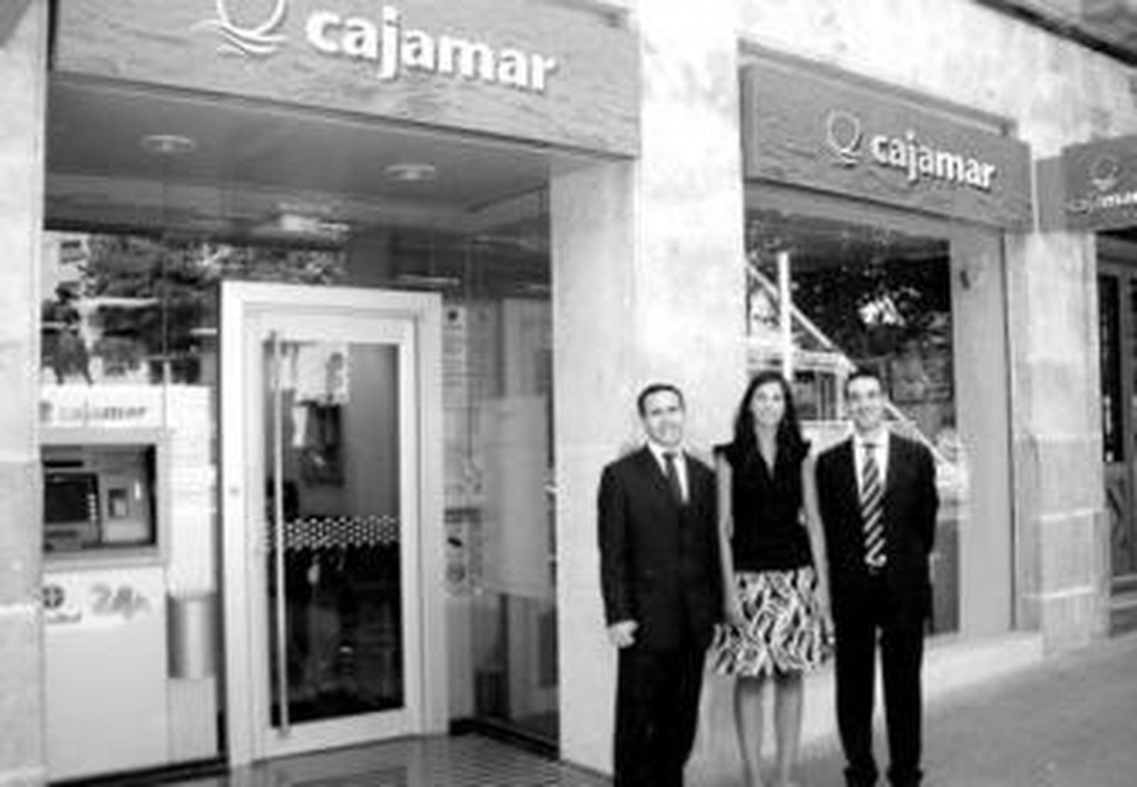 Imagen de los empleados de la oficina de Cajamar que abrió ayer sus puertas en Salamanca.