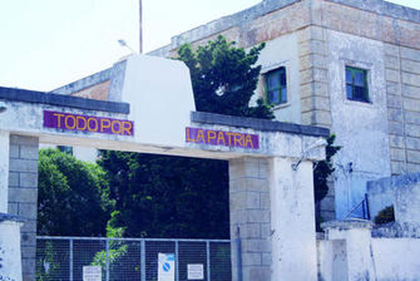 Vista de la espadaña sin el escudo y con el hueco repintado.