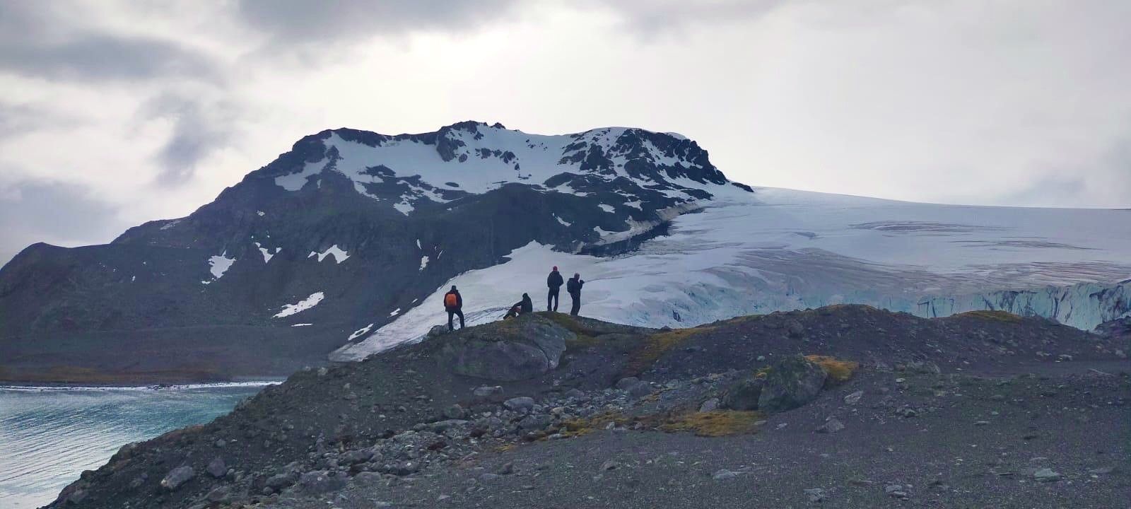 Científicos en el glaciar Charrua, en las Shetland del Sur.