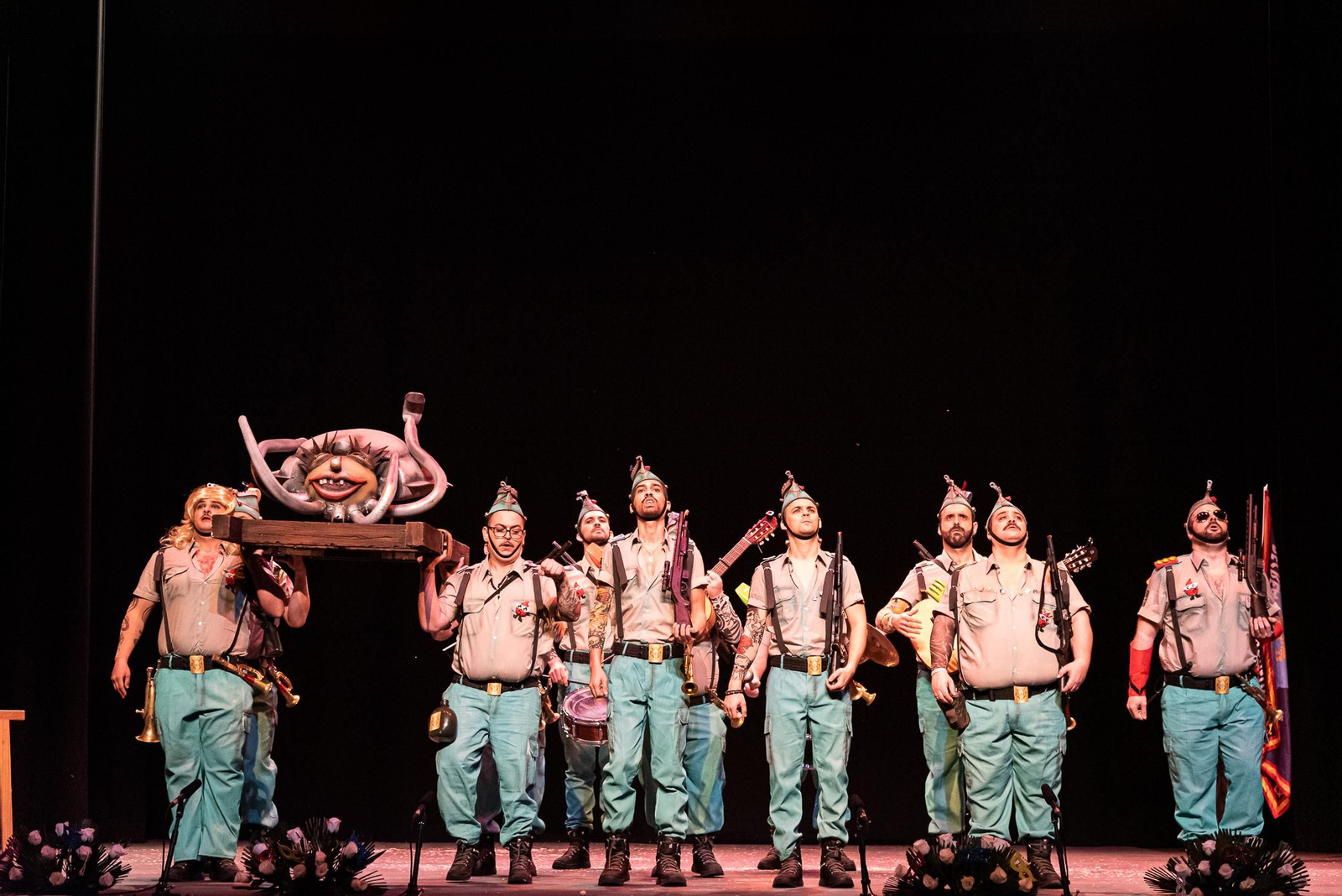 Imágenes de la murga 2020 ¡Qué choco llevo en lo alto!