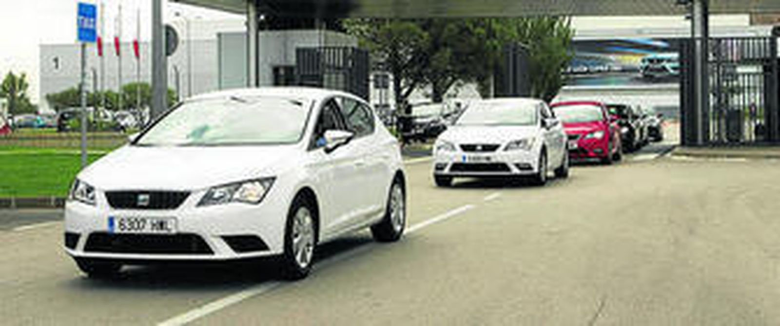 Los primeros Seat León TGI saliendo de la Fábrica de Martorell.