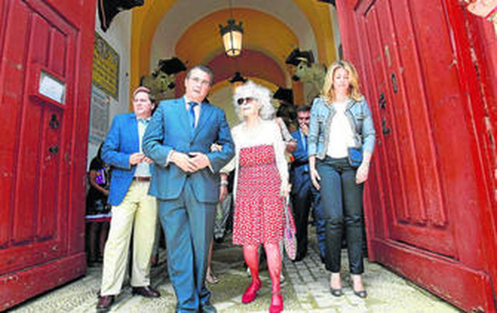 La duquesa de Alba junto al alcalde saliendo por la puerta grande del coliseo portuense.