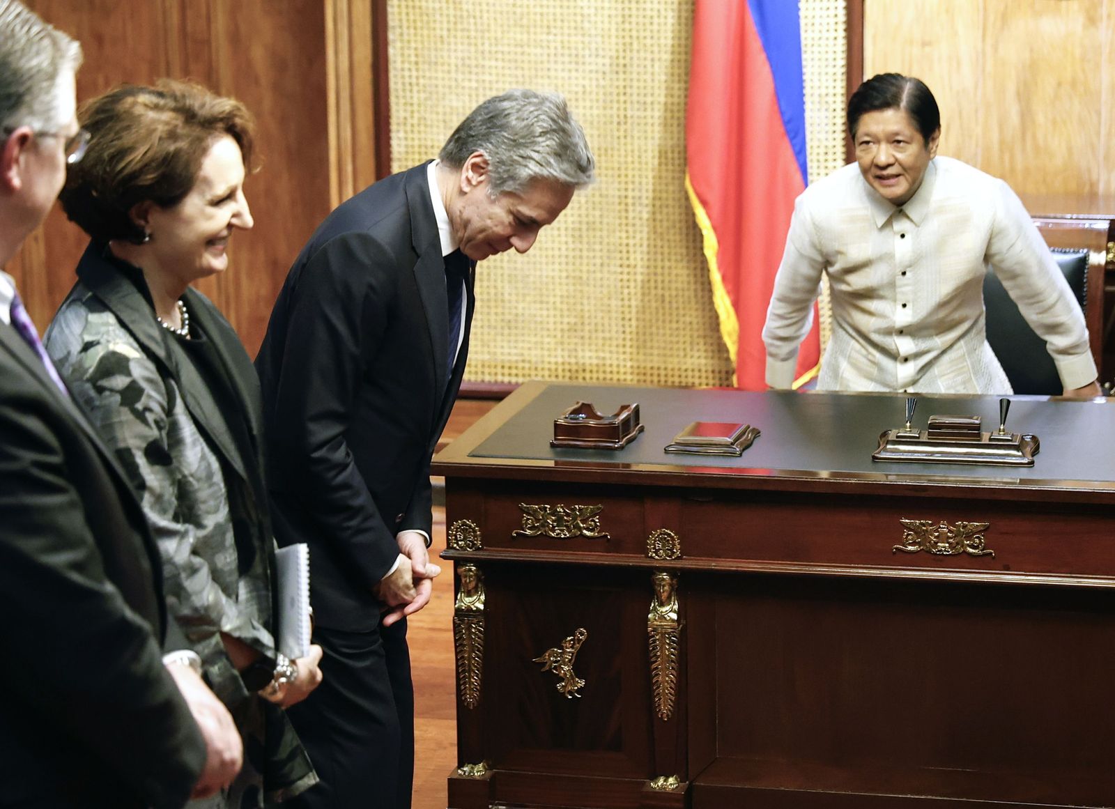 El secretario de Estado de EEUU, Antony Blinken, durante su encuentro con el presidente filipino, Ferdinand Marcos Jr., en Manila.
