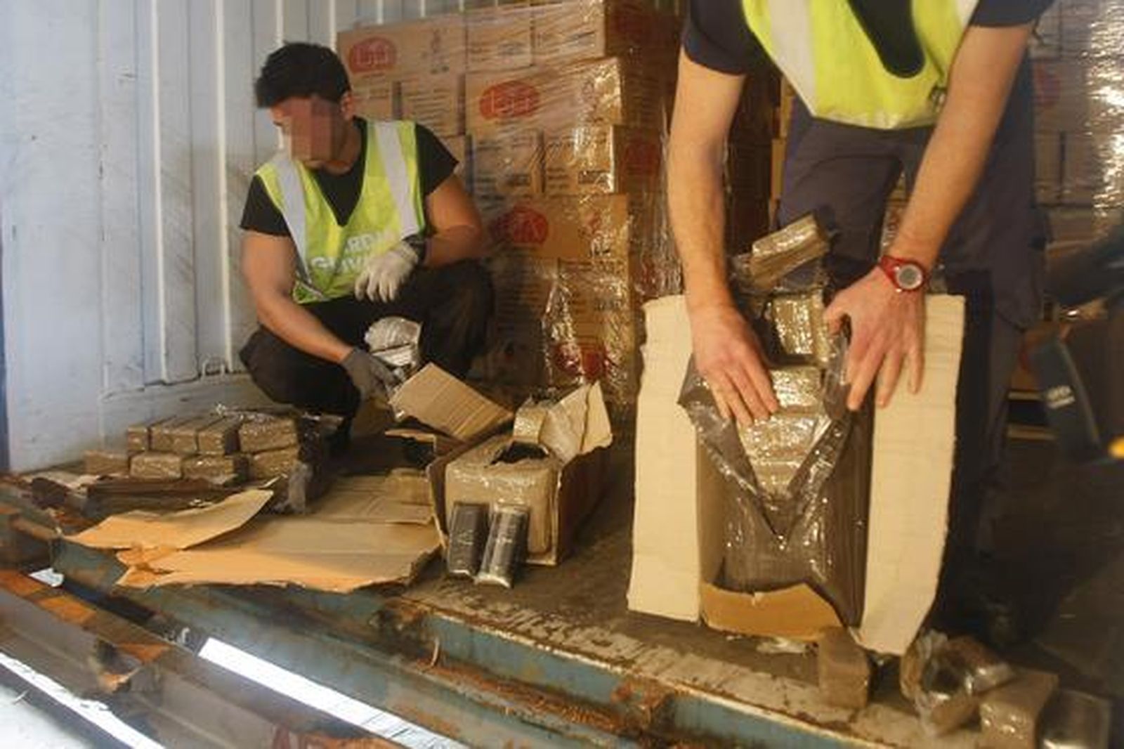 La Guardia Civil interviene 4.800 kilos de hachís en un contenedor en el muelle de Cádiz.   Foto: Jose Braza